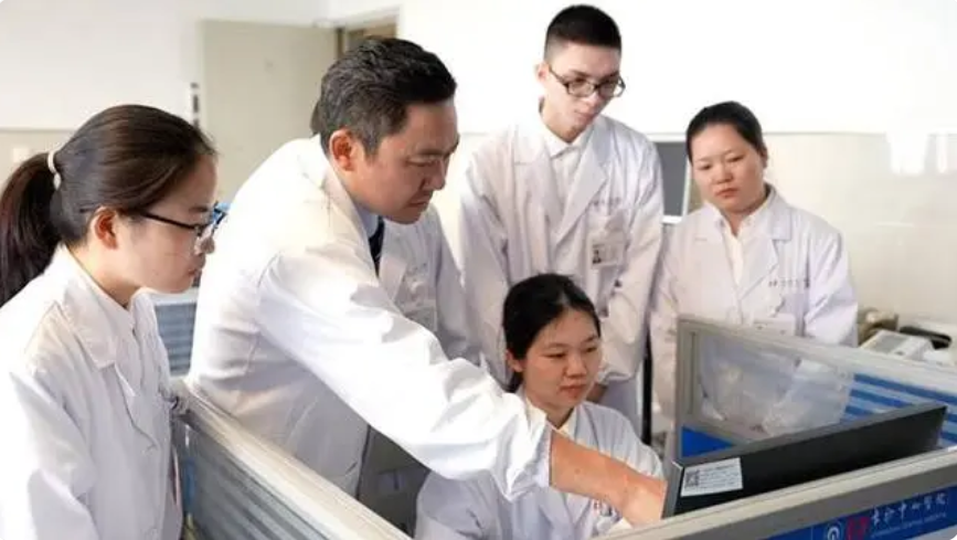 2030年我国每万人口全科医生将达到5人(图2) 2030年我国每万人口全科医生将达到5人(图2)